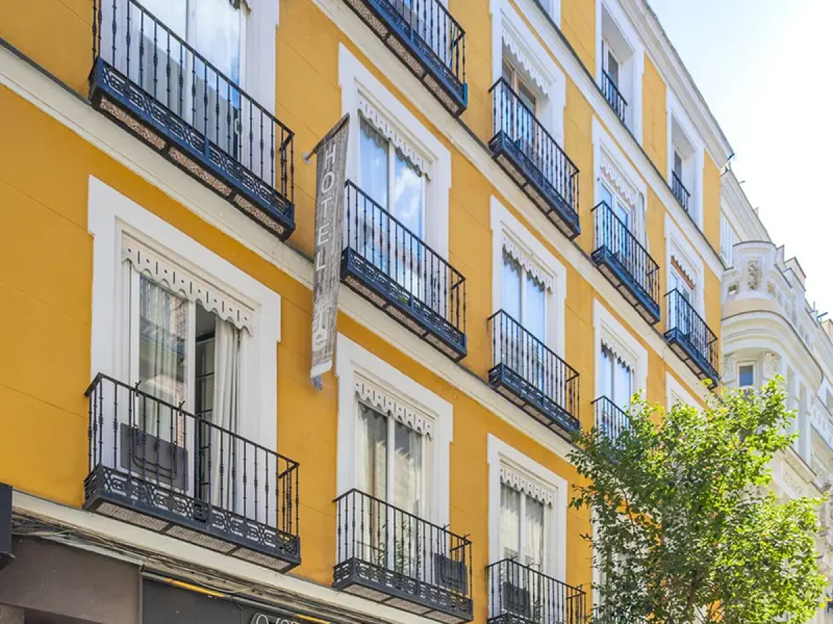 Fachada hotel natura life gran via madrid